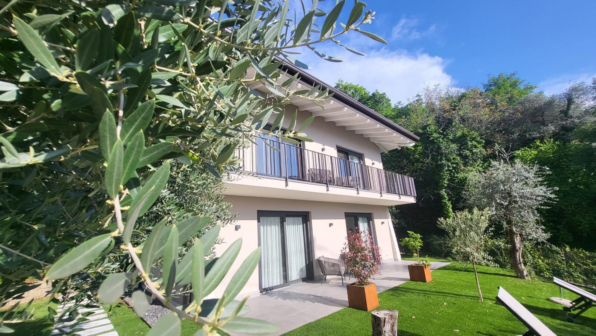 Attilio High Living Suites - Adults Only Torri Del Benaco Extérieur photo